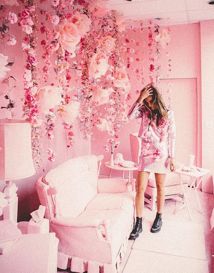 Девушка в розовых цветах