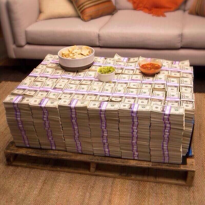 Журнальный столик из денег