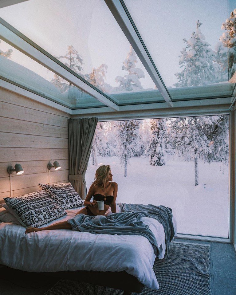 Спальня с панорамными окнами в доме зимой