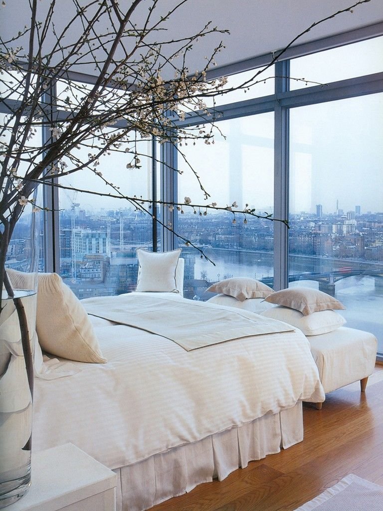 Спальня с панорамным остеклением