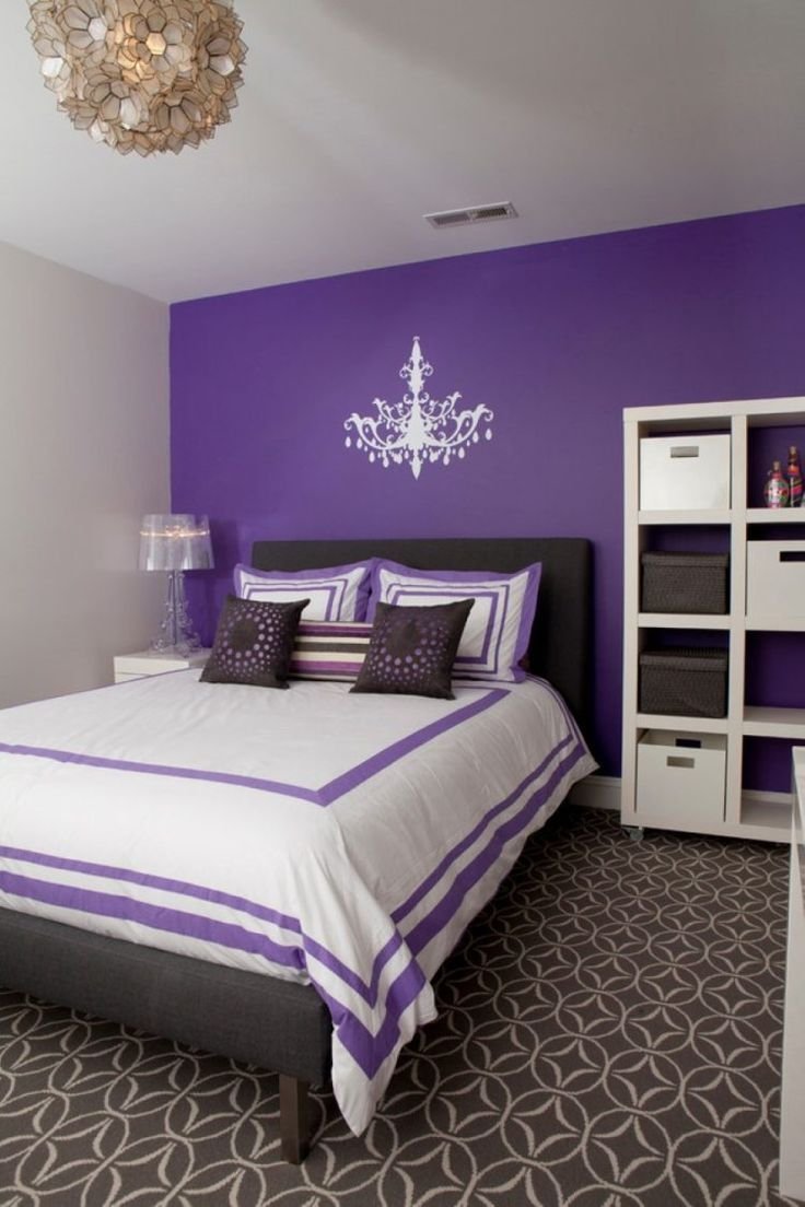 Комната с фиолетовой подсветкой