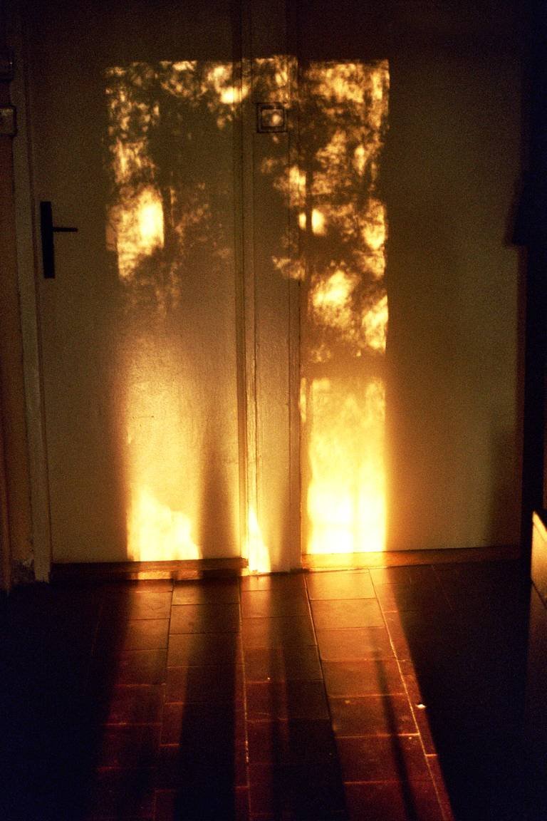 Солнечные лучи в комнате