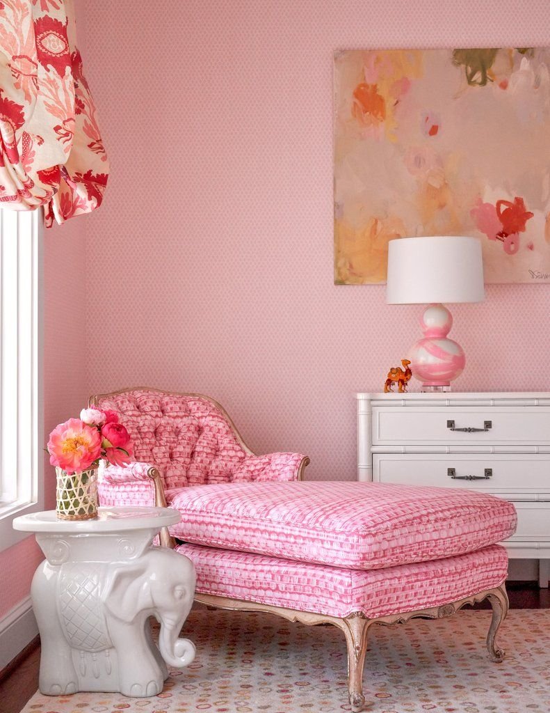 Розовая комната с белой мебелью
