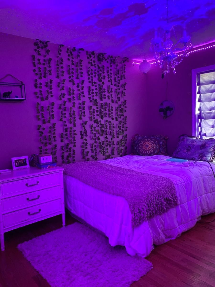 Темно фиолетовая комната