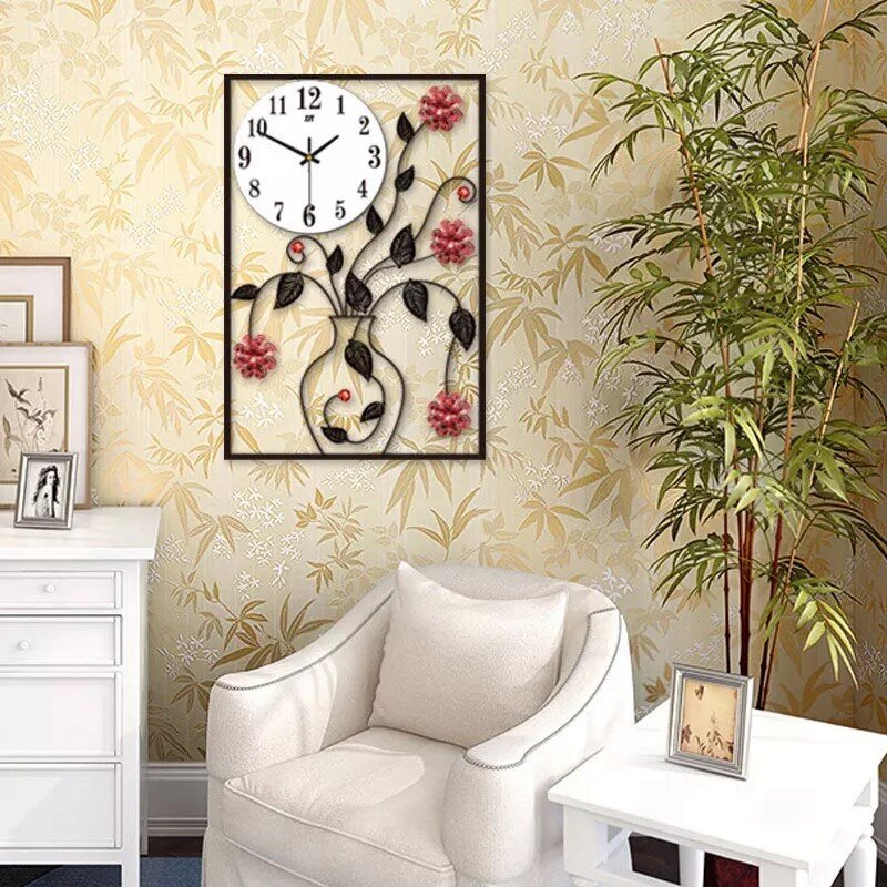 Картины и часы в интерьере гостиной