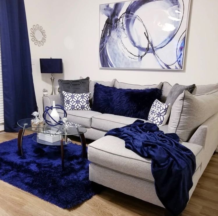Спальня с синим диваном