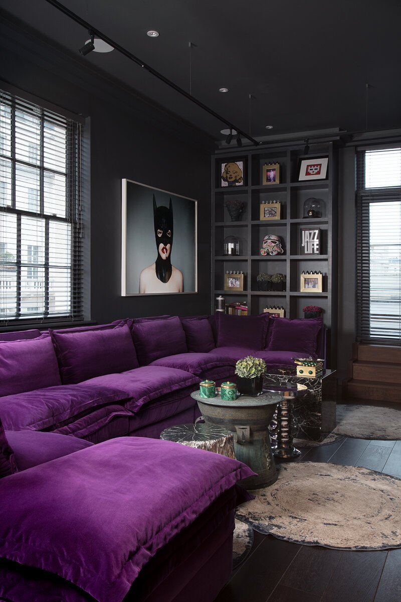 Гостиная классика с фиолетовым диваном