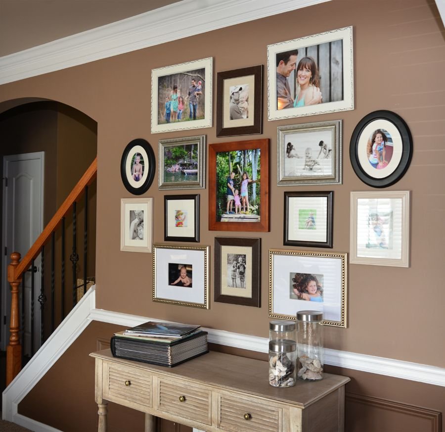 Как красиво повесить фотографии на стену в рамках разных размеров над кроватью