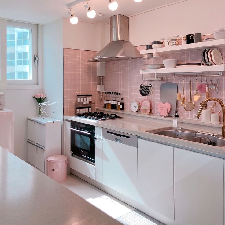 Розовый потолок на кухне