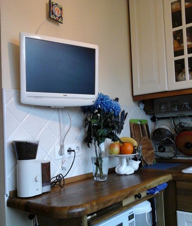 ТВ на маленькой кухне расположение