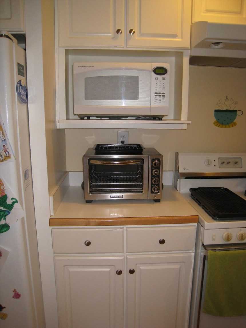 Кухонный гарнитур с полкой для микроволновки