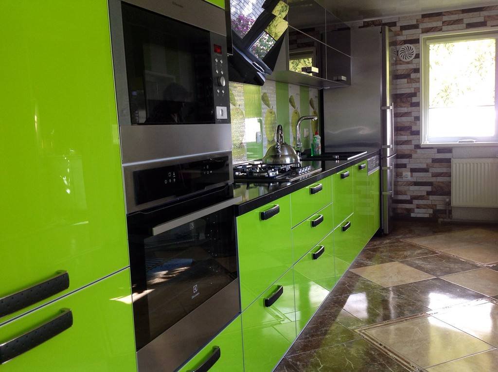 Черно зеленая кухня. Кухня зеленого цвета. Кухня в зеленых оттенках. Зелено коричневая кухня. Кухня салатовая с черным.