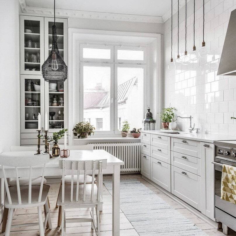 Кухня в скандинавском стиле с витринами