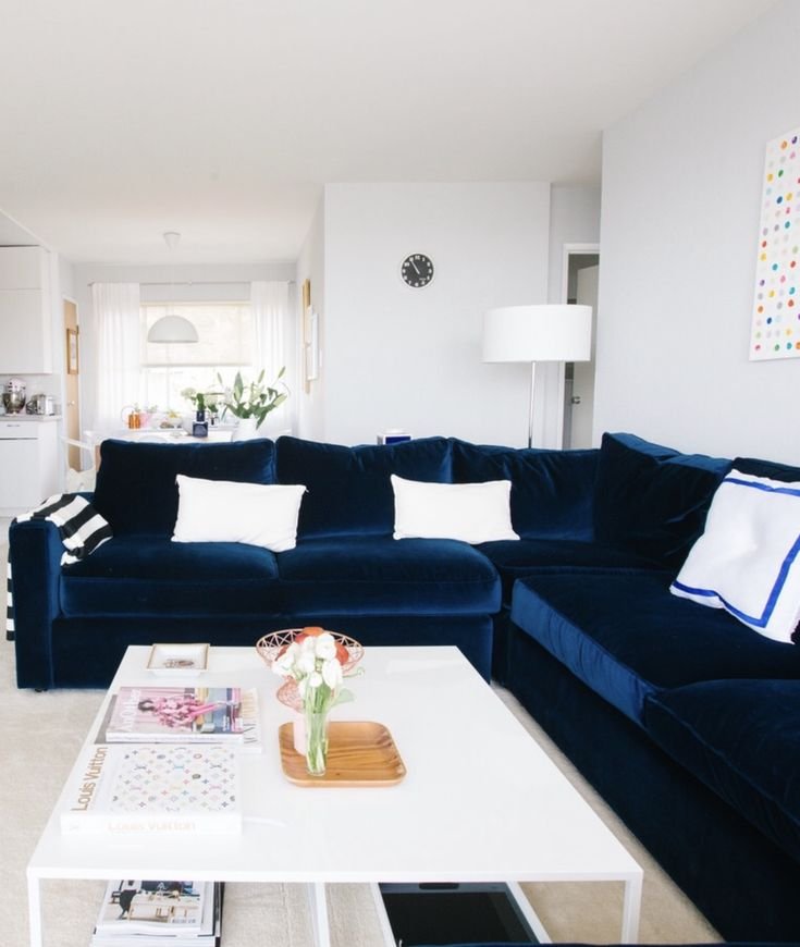 Синий диван в интерьере кухни гостиной