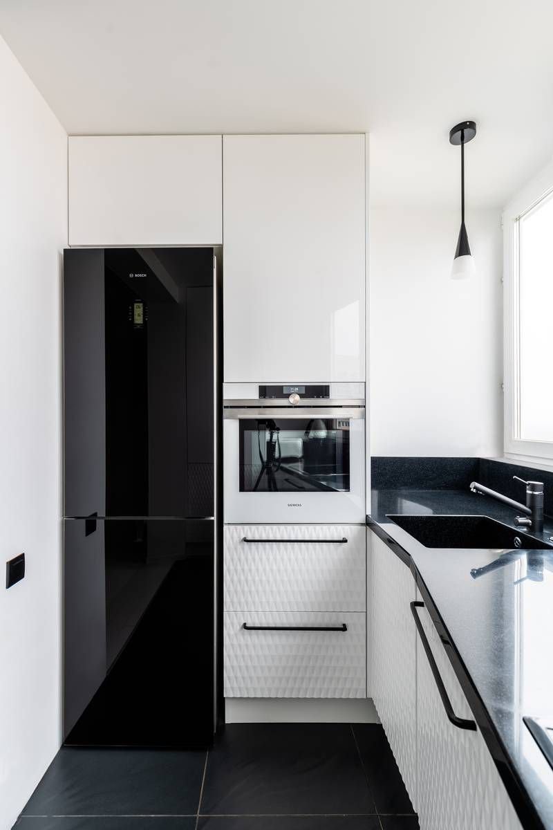 Черный холодильник в интерьере белой кухни (61 фото)