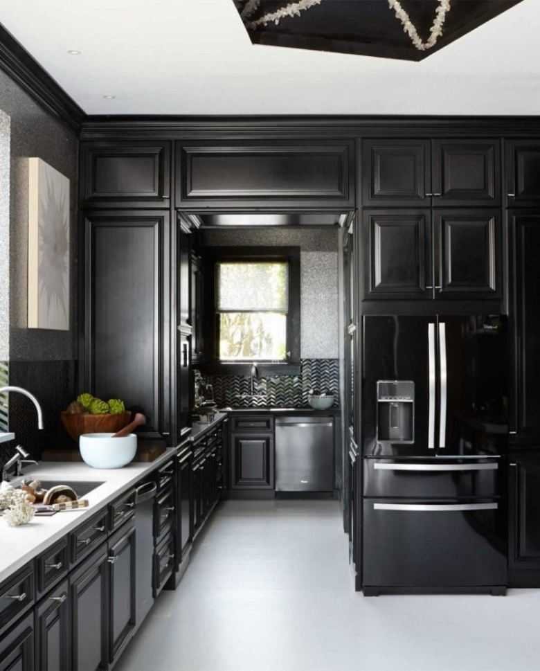 Черный холодильник в интерьере белой кухни (61 фото)