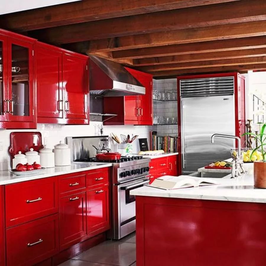 Красная кухня с деревянной столешницей (51 фото)