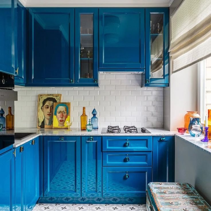 Кухня с синим фартуком