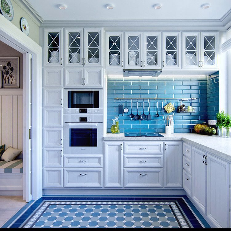 Голубая кухня с белой столешницей