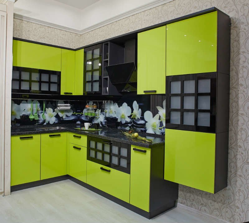 Черно зеленая кухня. Зеленая кухня. Кухня зеленая с черным. Кухонный гарнитур зеленый. Кухонный гарнитур зеленый с черным.