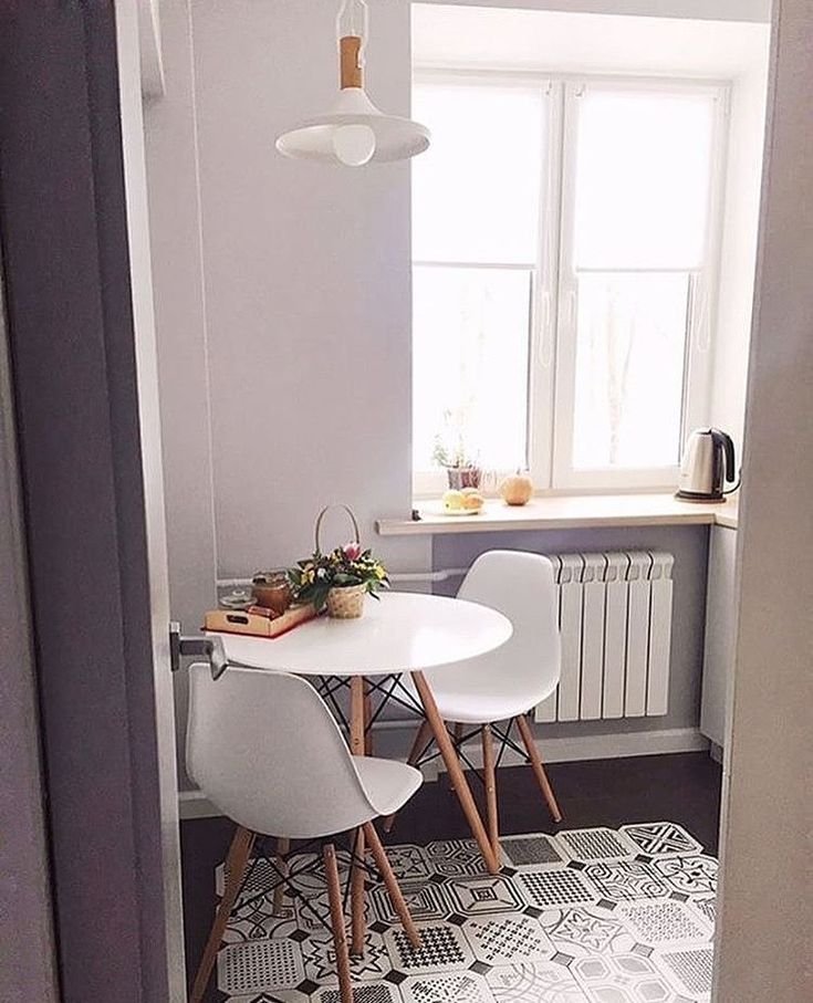 Круглый стол на маленькой кухне