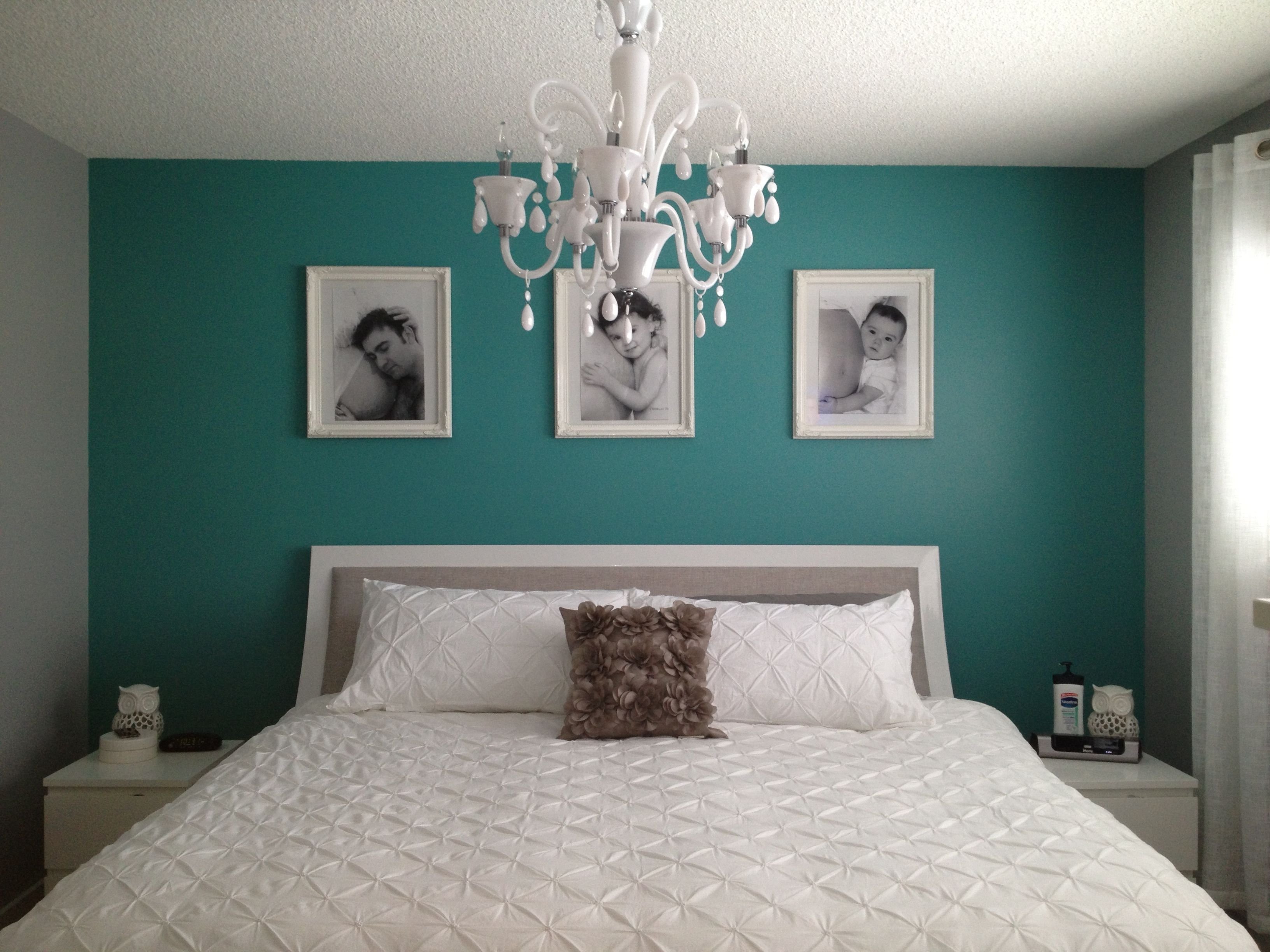 Изумрудно серый цвет. Бирюзовая спальня. Бирюзовый цвет стен. Бирюзовая краска для стен в спальню. Изумрудный цвет стен в спальне.
