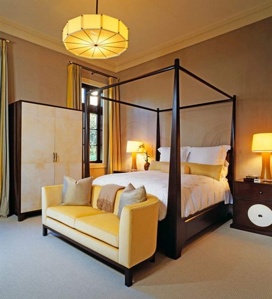 Спальня с желтой кроватью