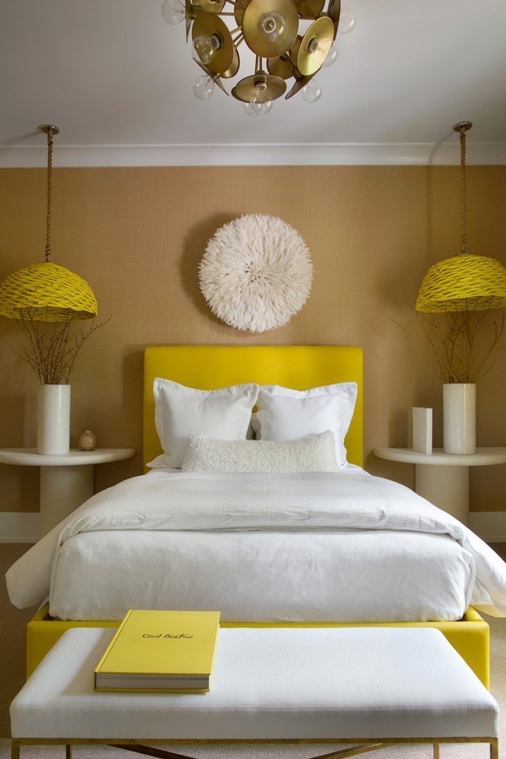 Светло желтая спальня