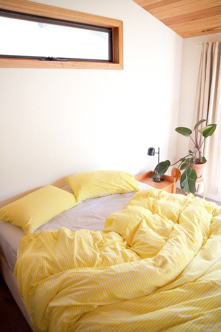 Спальня с желтой кроватью