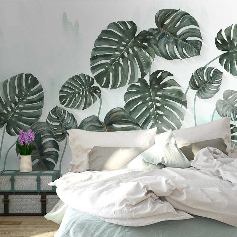 Спальня с пальмовыми листьями на стене