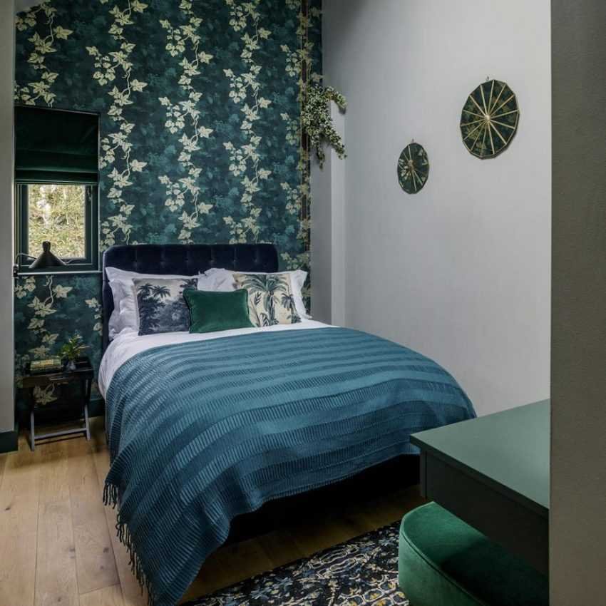 Спальня в сине зеленом цвете