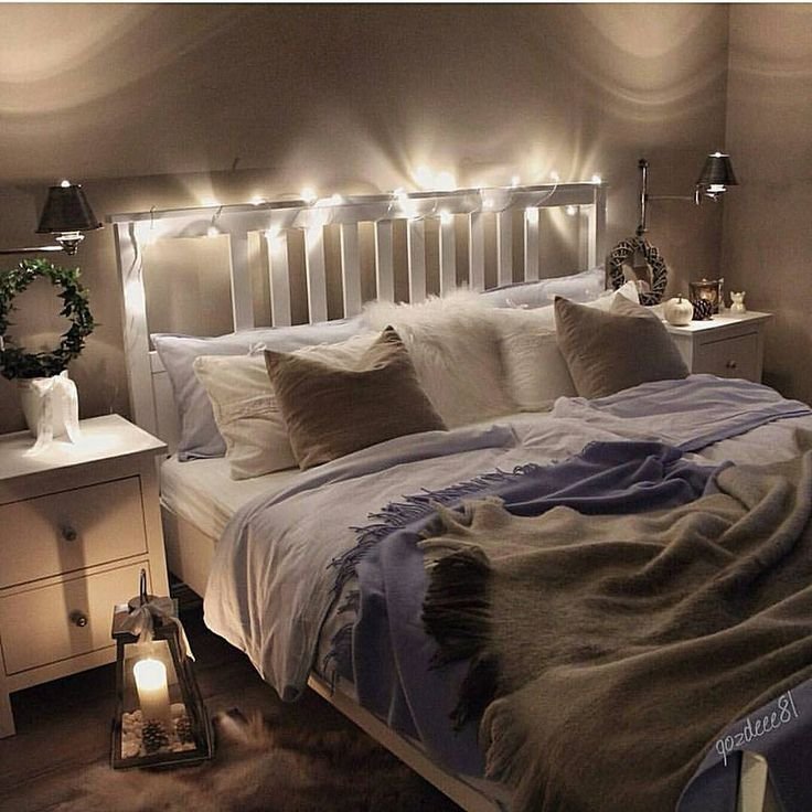 Уютная комната с кроватью