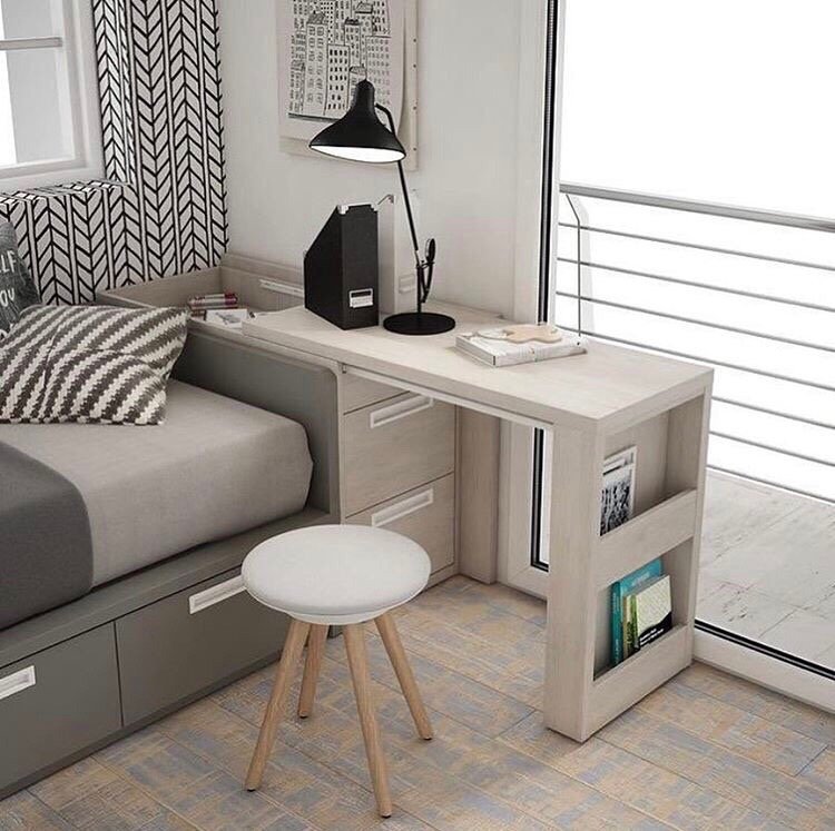 Компактный письменный стол для маленькой комнаты