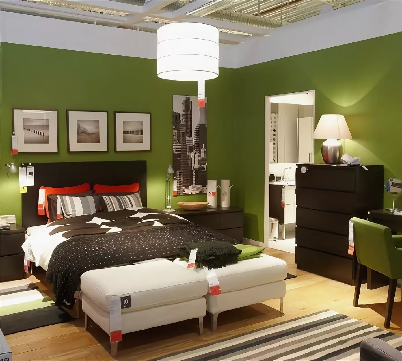 Разная мебель в разных комнатах. Цветовые решения для спальни. Зеленая спальня. Зеленые стены в спальне. Спальня в коричнево зеленых тонах.