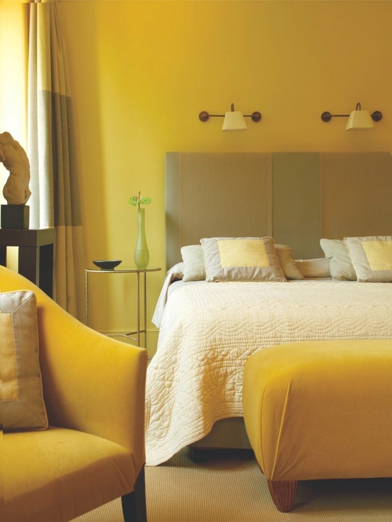 Спальня со стеной горчичного цвета