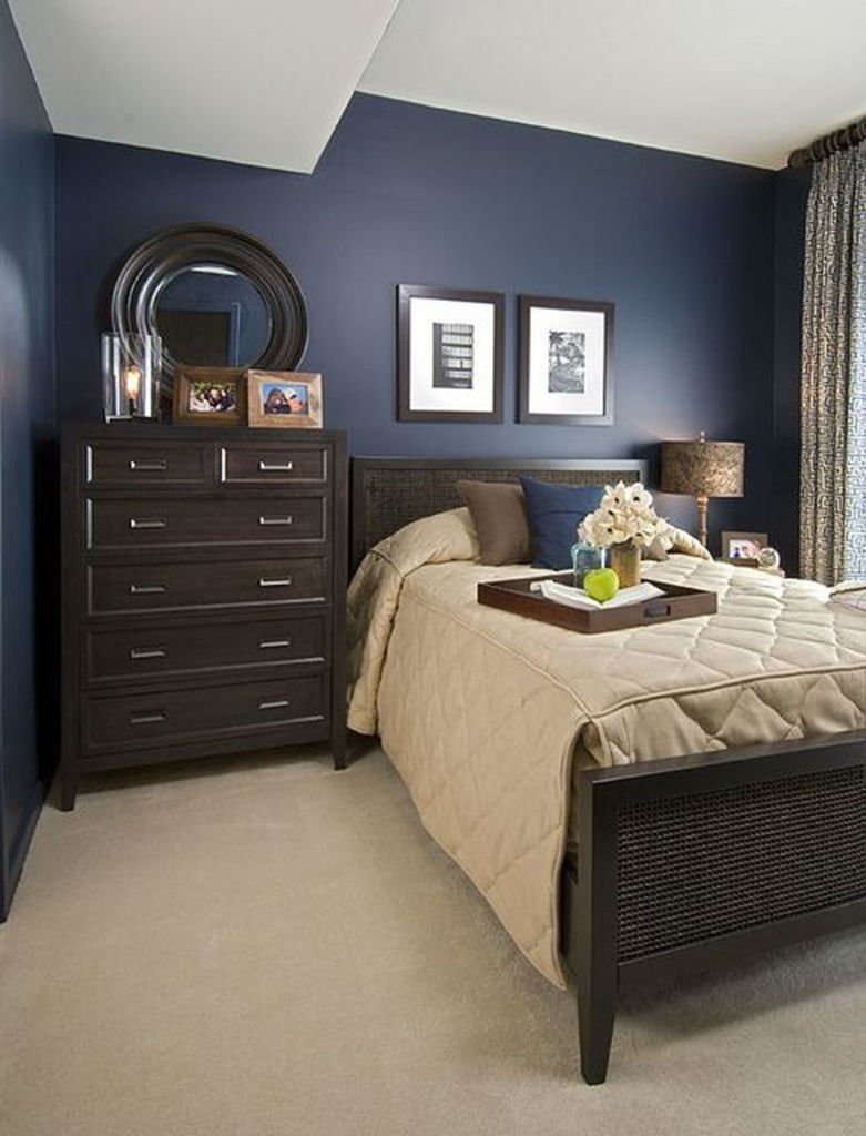 Синяя спальня с коричневой мебелью