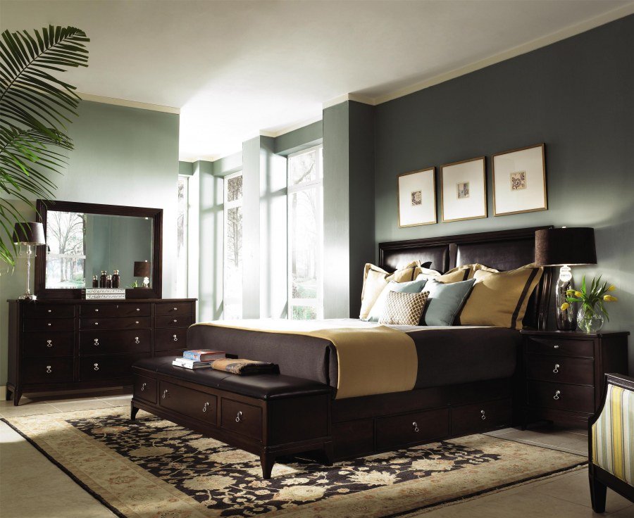 Спальня с коричневой мебелью 2022