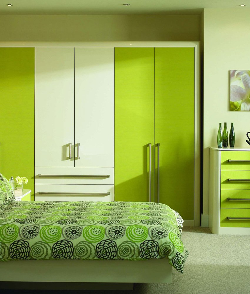 Дизайн спальни в зеленых тонах со шкафом