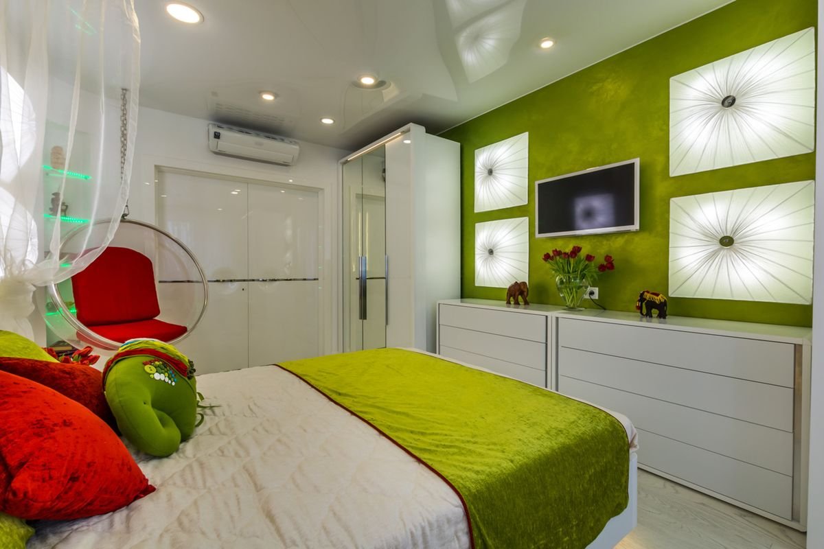Школа ремонта 2023. Спальня в зеленом цвете. Спальня с зелеными акцентами. Интерьер спальни в зеленых тонах. Спальня в ярких тонах.
