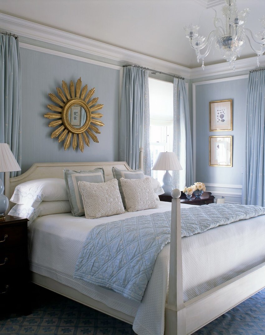 Светлый интерьер спальни с голубым белым
