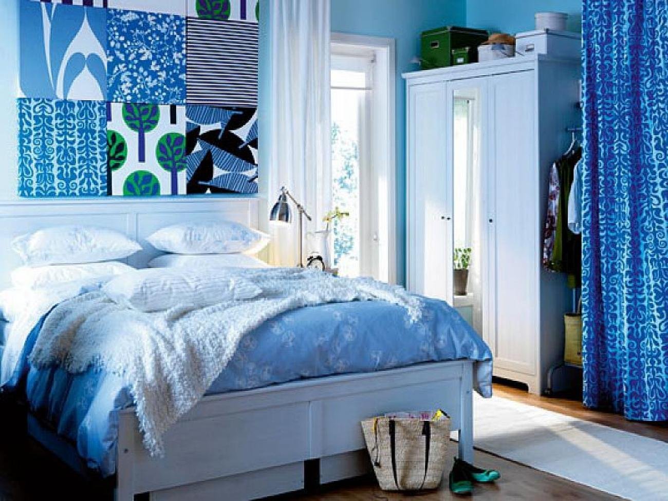 Красивые синие комнаты. Спальня в сине белых тонах. Бело голубая спальня. Спальня в синих оттенках. Спальня в голубом стиле.