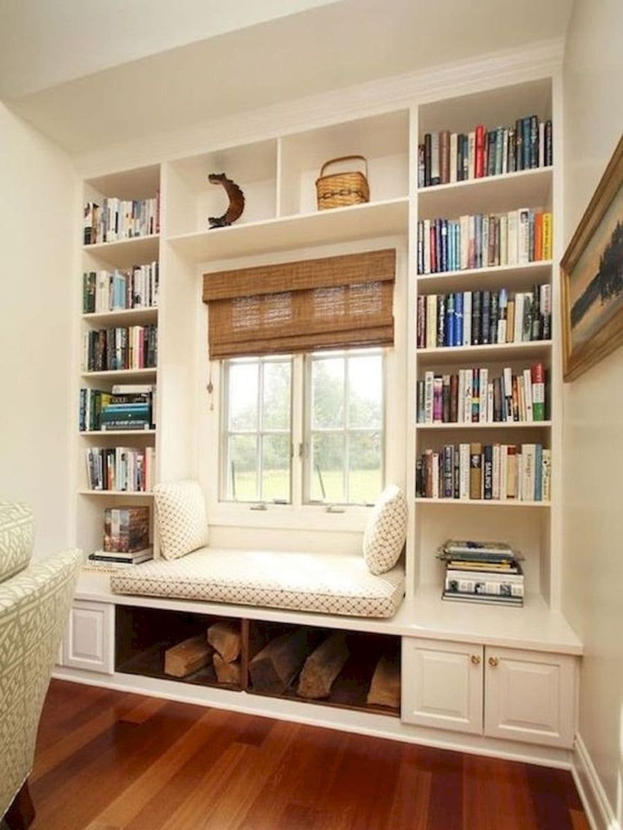 Книжный стеллаж в спальне в интерьере