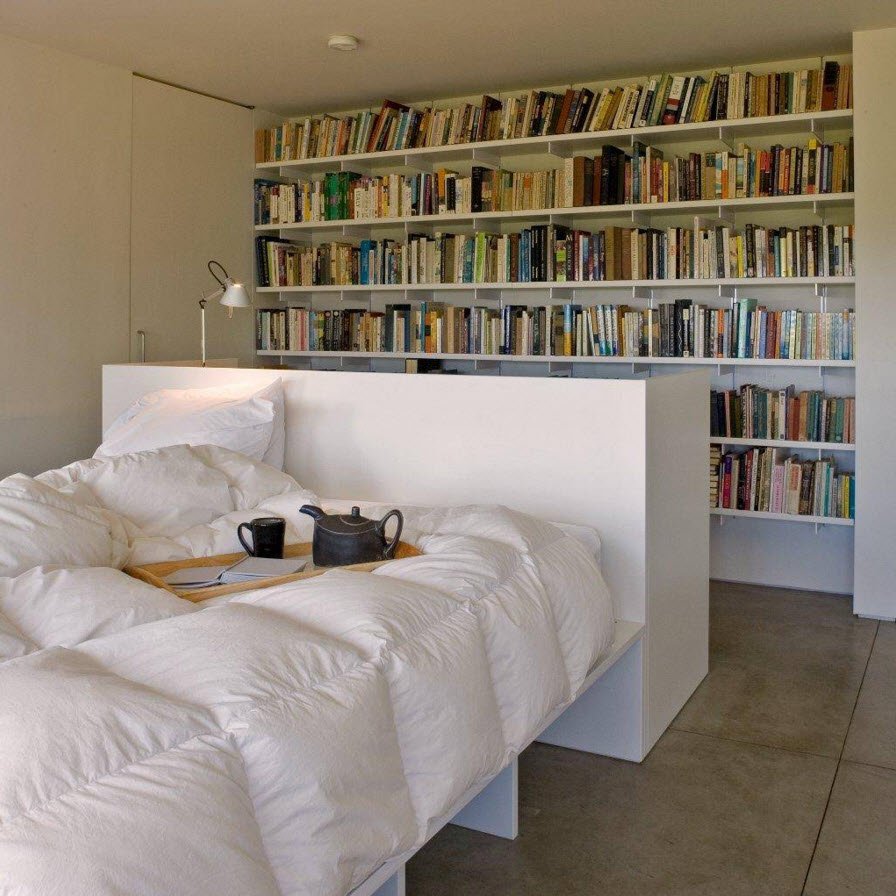 Книжные полки в интерьере спальни (57 фото)