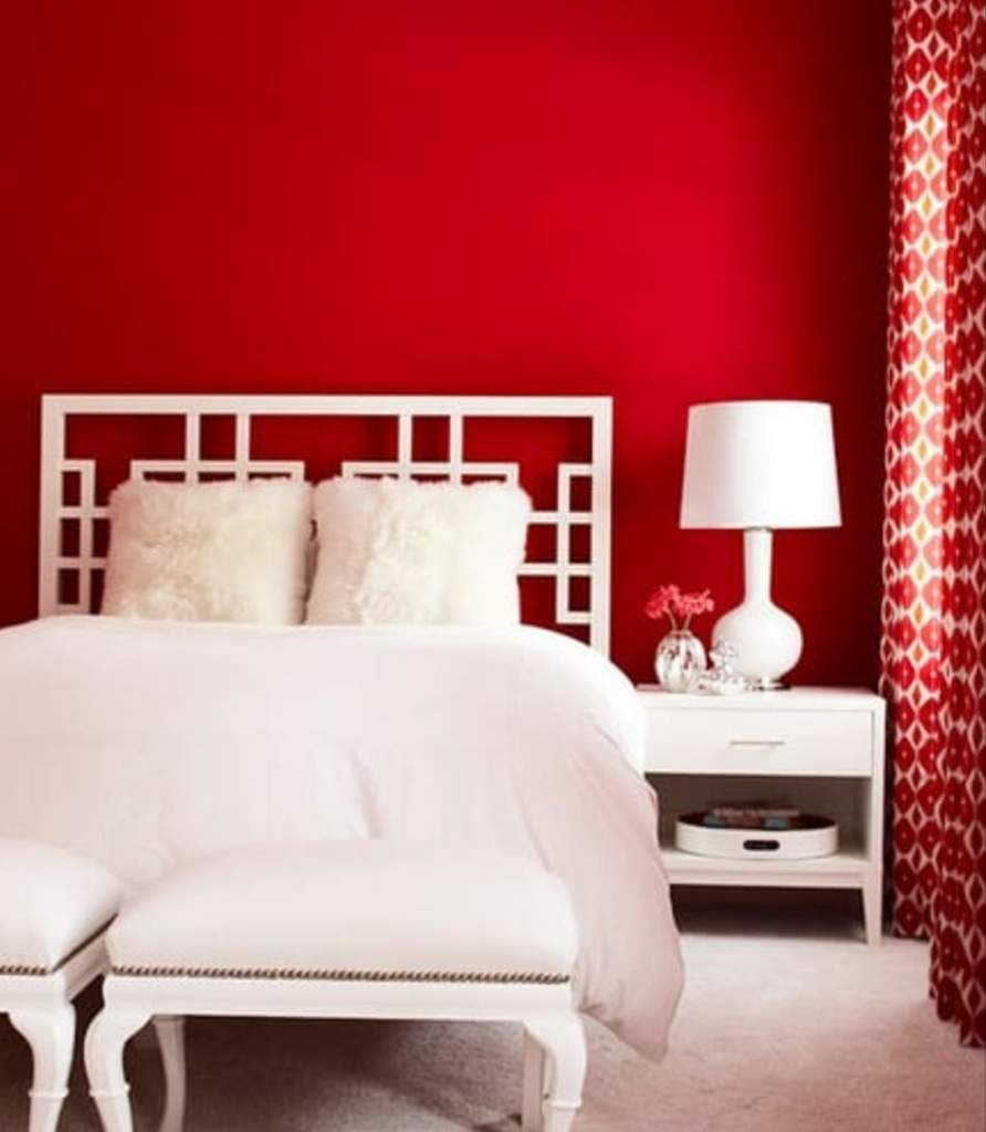 Красные стены в спальне