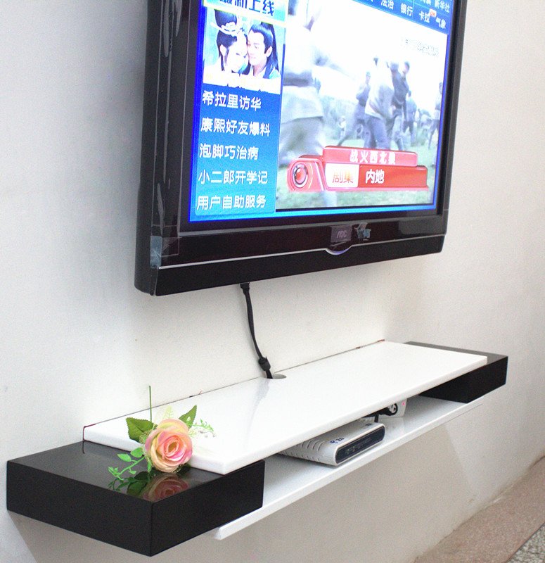 Телевизор на стене с полками