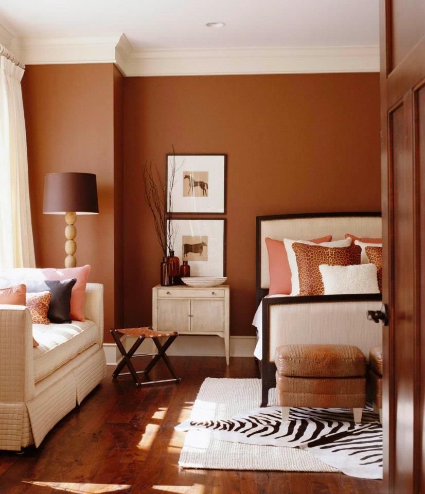Спальня в коричневых тонах с яркими акцентами