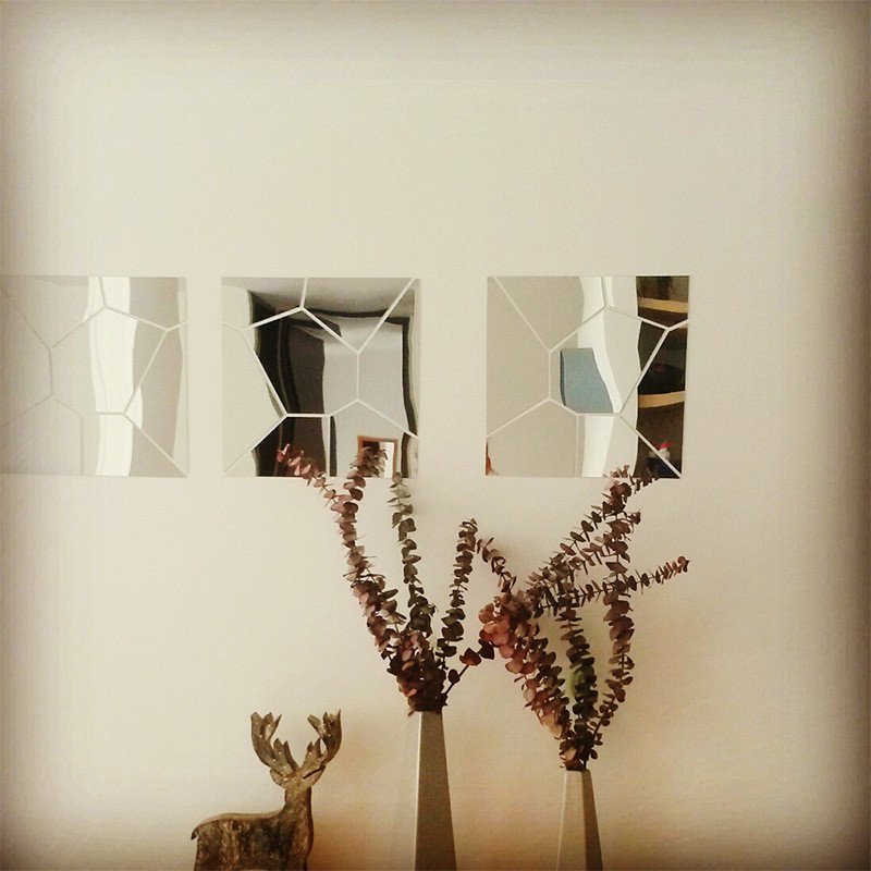 Декор из зеркал на стене