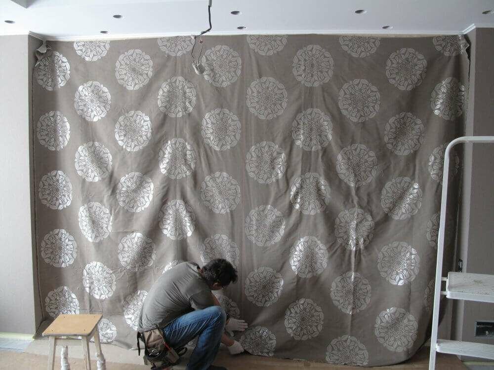 Что использовать вместо обоев. Тканевая драпировка стен. Декорация стен тканью. Декорирование стен тканью. Декоративная ткань на стену.