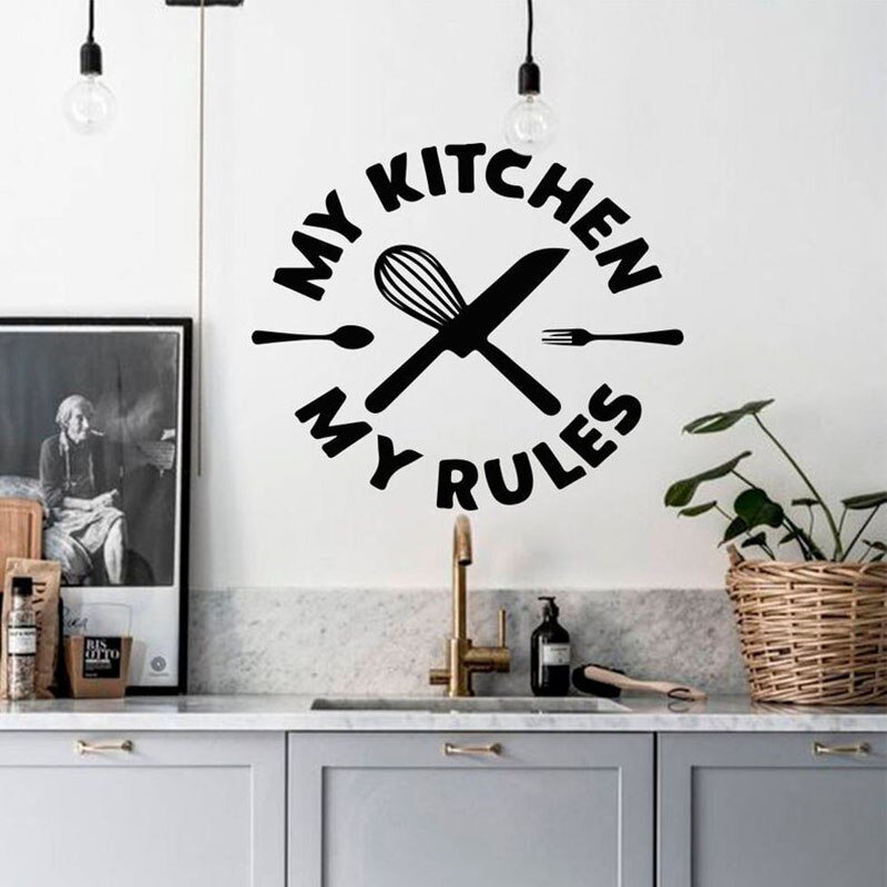 Надпись в интерьере кухни