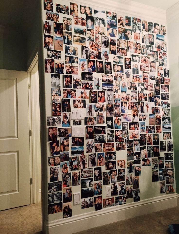 Стена обклеенная фотографиями